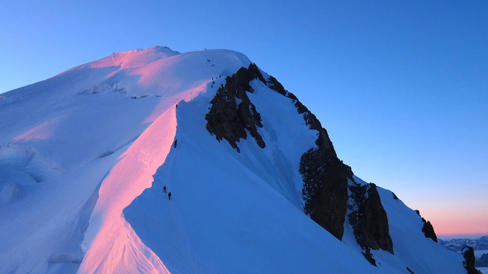 Ascent of Mont Blanc by several mountaineers