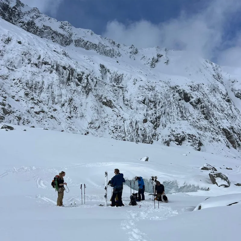 Guide demonstrating pulley systems for crevasse extraction during a rescue course