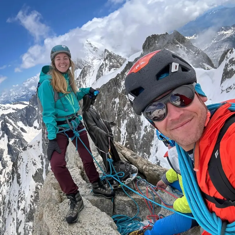 Mountaineering students arrived to the summit with her mountain guide